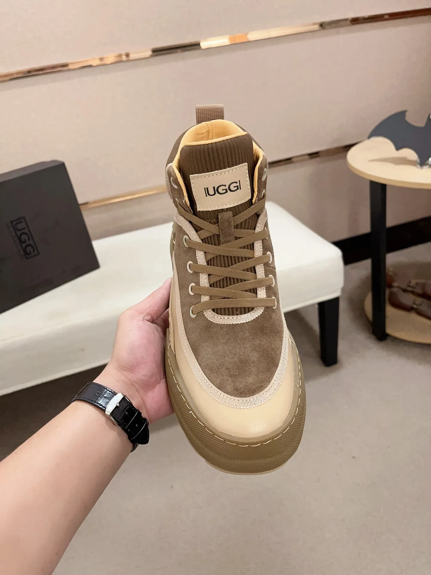 Factory Price: 380 Men's Men's Shoes💰North American Men's Shoes Ugg ☃️In the special sale of new high-quality men's shoes and snow boots in autumn and winter, the nemesis of extreme cold weather! Made of cowhide leather, merino wool lining, and original outsole, whether driving, outdoor or daily wear, there is always one that suits you! Code number 39-44